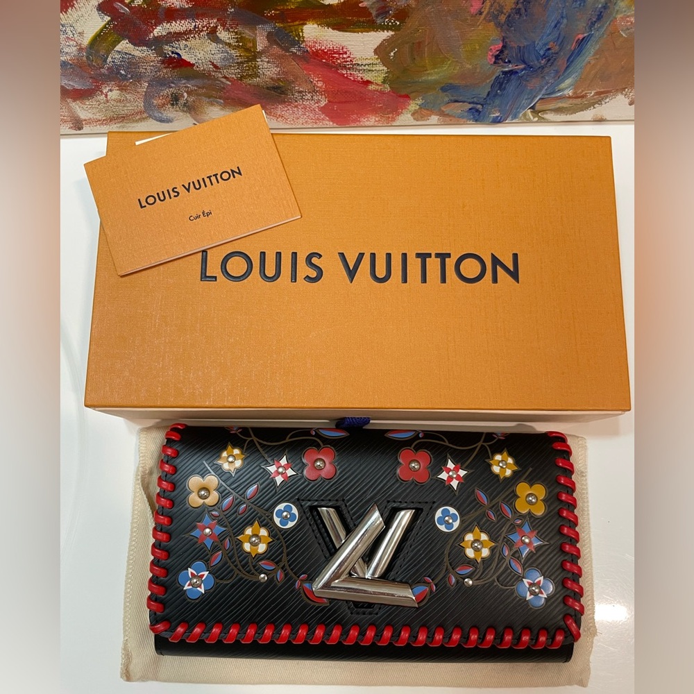 Louis Vuitton Limited‎ Edition Epi Leather Blooming Flower Twist Wallet